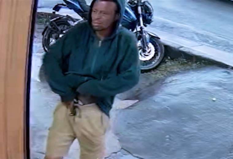 Delincuente armado se brinca mostrador para asaltar local de pollos en Desamparados