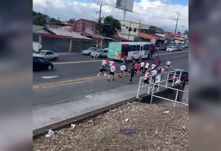 Videos muestran ataque a pedradas contra bus en San Sebastián
