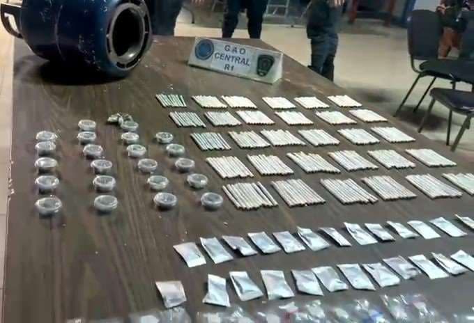 Pese a gritos y avisos de “campanas”, policía decomisó más de dos mil dosis de droga en Hatillo