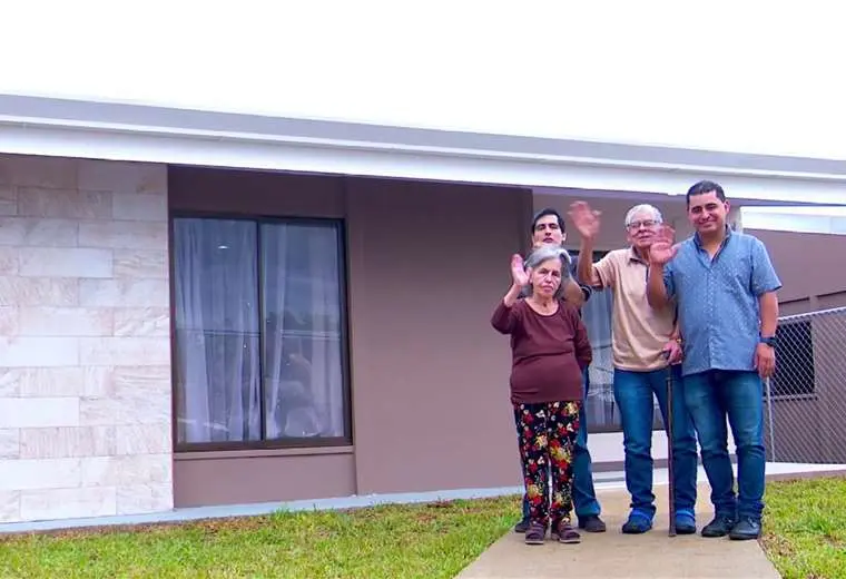 “Un sueño hecho realidad”: Familia de Alajuelita ya no tendrá que vivir en medio del peligro