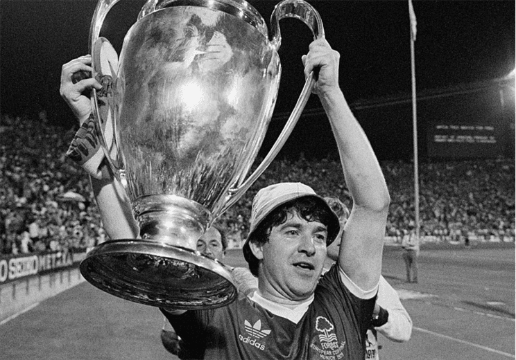 John Robertson levanta la Copa de Europa UEFA