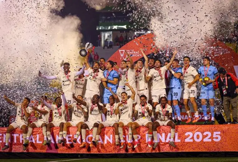 El tricampeonato llegó con un jugoso botín para Alajuelense