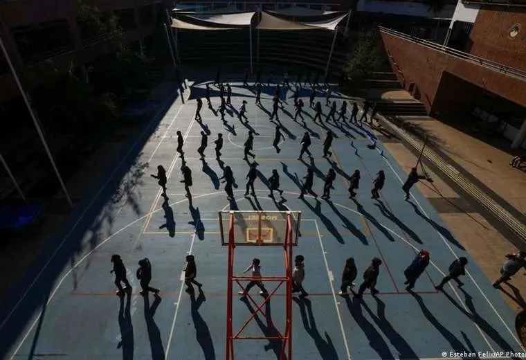 Chile avanza a la prohibición de celulares en las escuelas