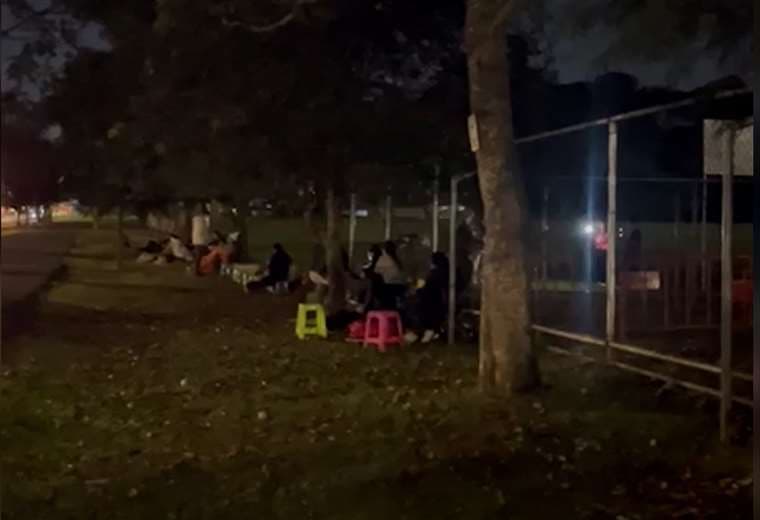 “No importa el frío”: Locura por Bad Bunny calienta a ‘fans’ que hacen fila 24 horas antes