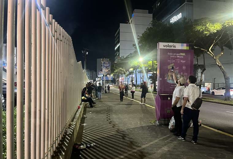 Concierto de Bad Bunny desde la calle.