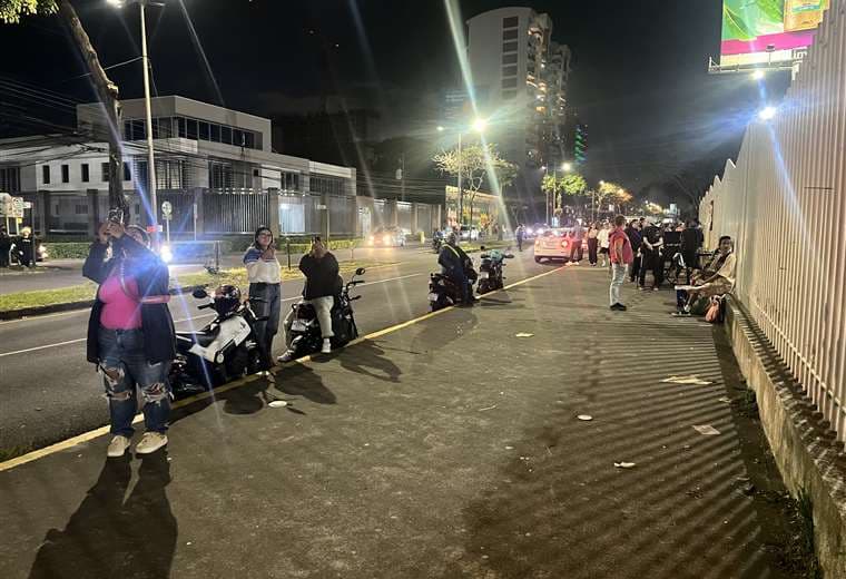 Concierto de Bad Bunny desde la calle.