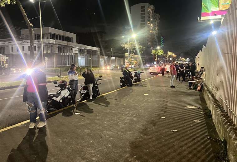 Concierto de Bad Bunny desde la calle.