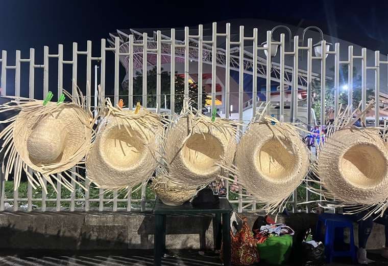 Concierto de Bad Bunny desde la calle.