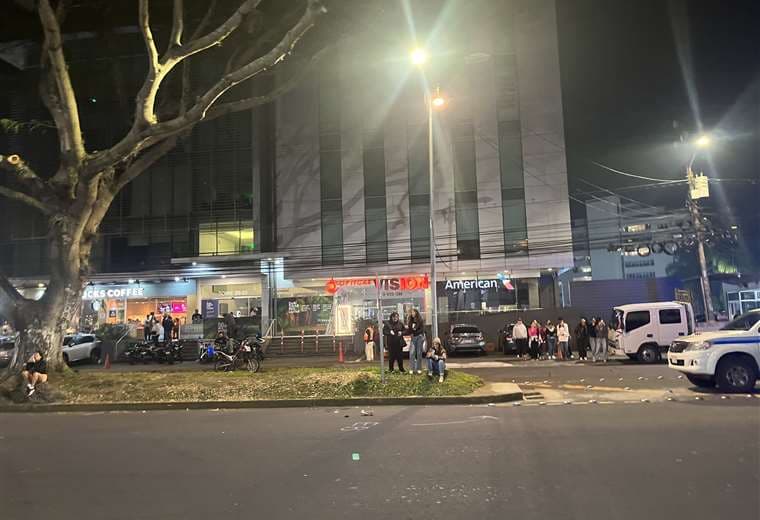 Concierto de Bad Bunny desde la calle.