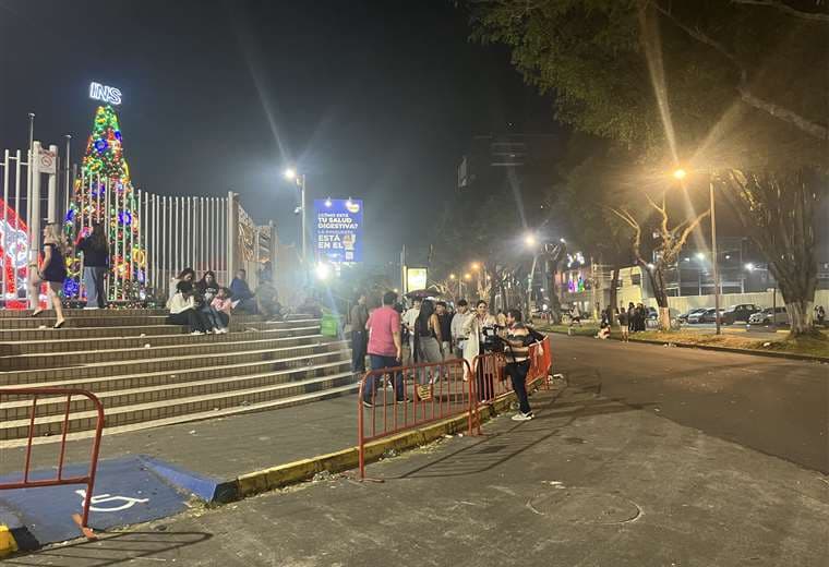 Concierto de Bad Bunny desde la calle.