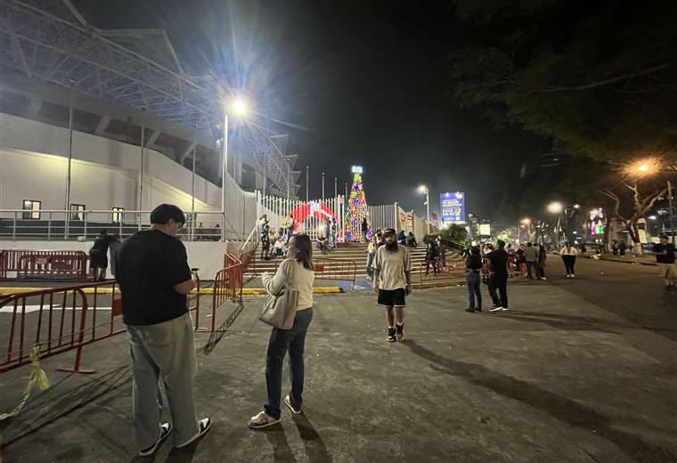 Concierto de Bad Bunny desde la calle.