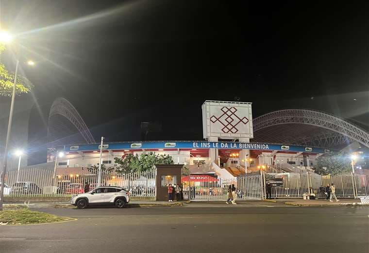 Concierto de Bad Bunny desde la calle.