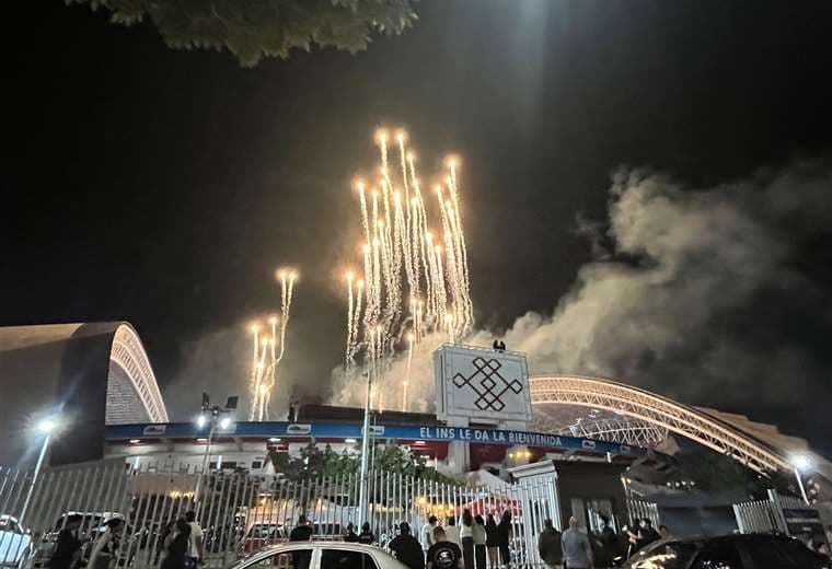 Concierto de Bad Bunny desde la calle.