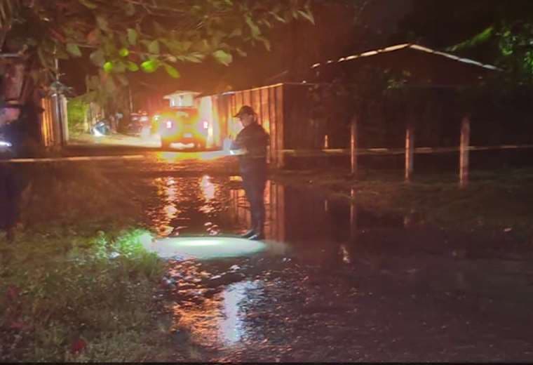 Hallan mujer muerta a la par de carro en llamas donde había dos cuerpos más