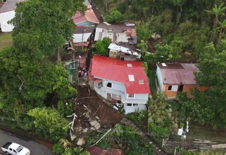 Derrumbe deja varias casas inhabitables en Naranjo