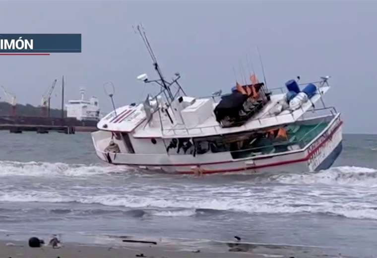Video: Así fue como barco quedó encallado por fuertes vientos en Limón