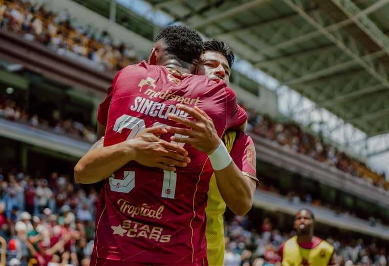 Orlando Sinclair, Saprissa. Crédito: @momentamotion