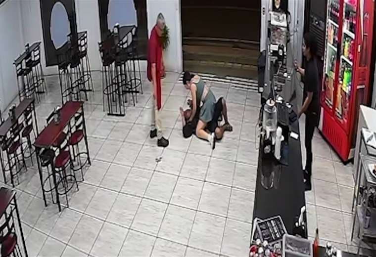 Video: Mujer se defiende de sujeto que intentó asaltarla en soda de Pérez Zeledón