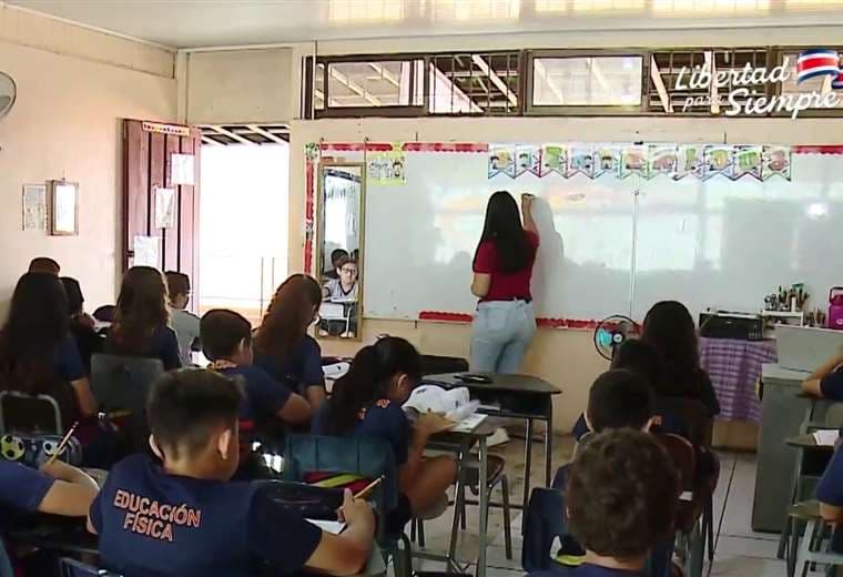 Un centro educativo deja de funcionar cada mes en el país