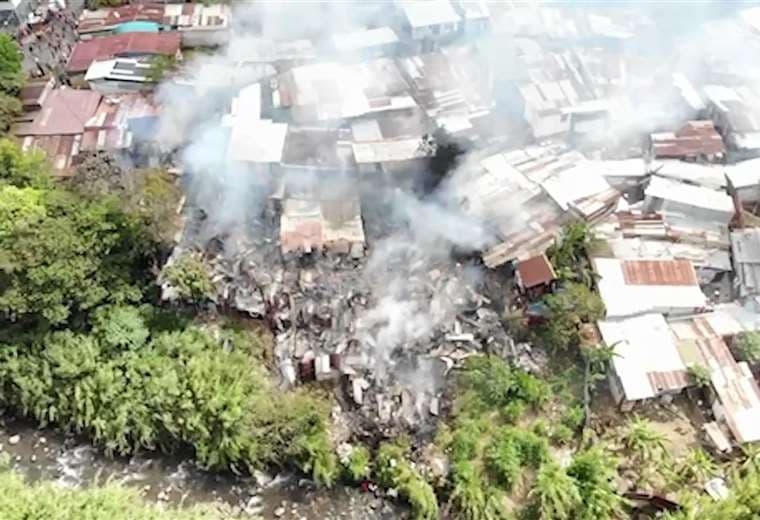Más de una docena de ranchos fueron consumidos por el fuego en precario de Alajuela