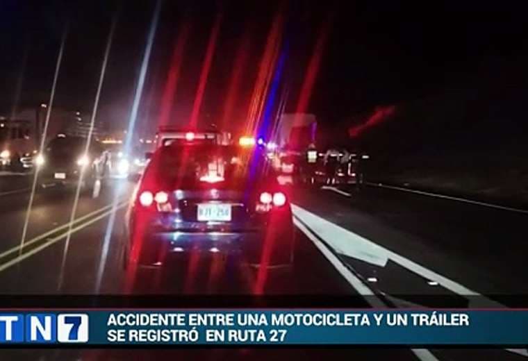 Accidente en Ruta 27: motociclista muere tras choque con tráiler