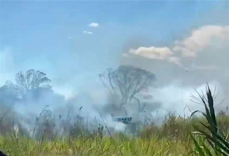 Incendio en 100 hectáreas de vegetación afecta operaciones en Aeropuerto Daniel Oduber
