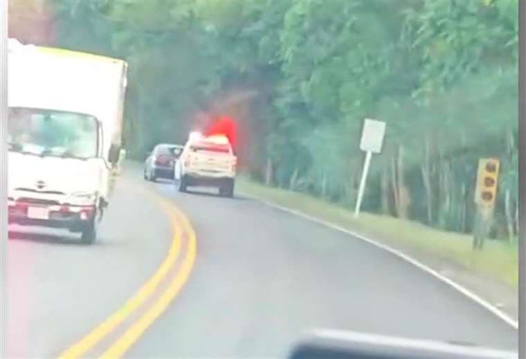 Graban momento en que carro obstaculiza labor de patrulla en Tárcoles