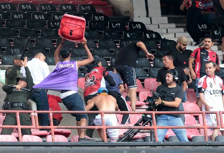 Fanáticos del Cúcuta Deportivo y Atlético Bucaramanga se enfrentaron en Colombia/AFP