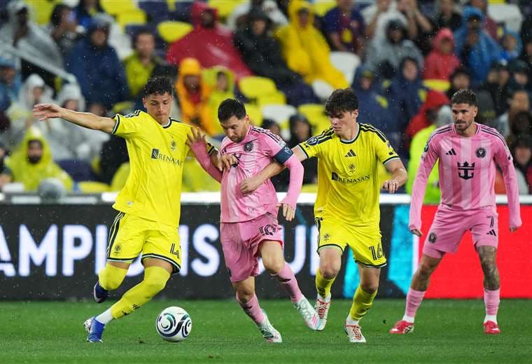 Warren Madrigal y Lionel Messi, Copa Campeones de Concacaf/AFP