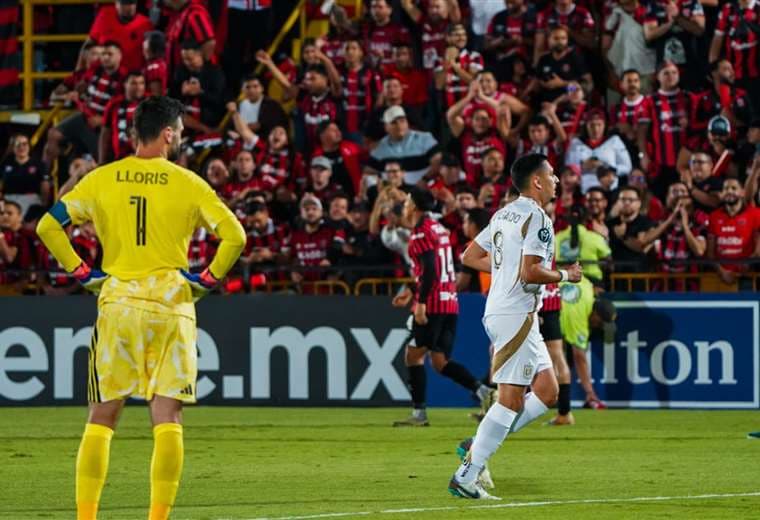 Hugo Lloris sufre el gol de Alajuelense ante LAFC/Crédito: Juan Manuel Quirós