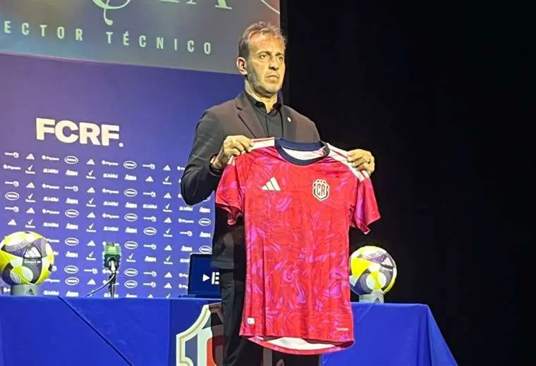 Fernando Batista en su presentación con La Sele: “Estoy muy esperanzado por estos cuatro años”