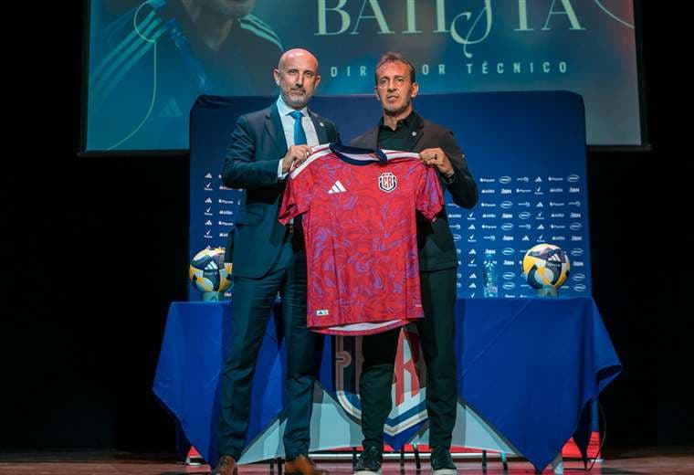 Presentación de Fernando Batista como nuevo técnico de La Sele. Foto: Prensa FCRF