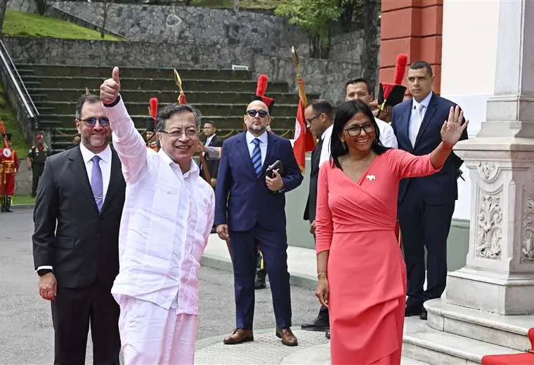 Petro llega a Venezuela y se convierte en el primer jefe de Estado en visitar el país tras