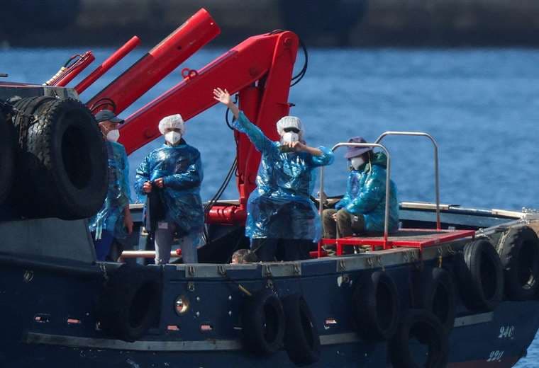En imágenes: la evacuación de los pasajeros del crucero afectado por el hantavirus en España