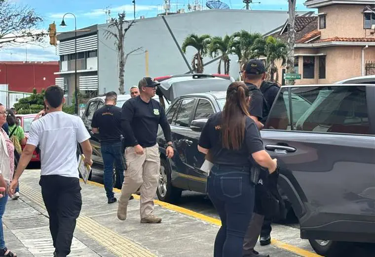 Fotos: OIJ decomisa documentos en el Hospital Calderón Guardia