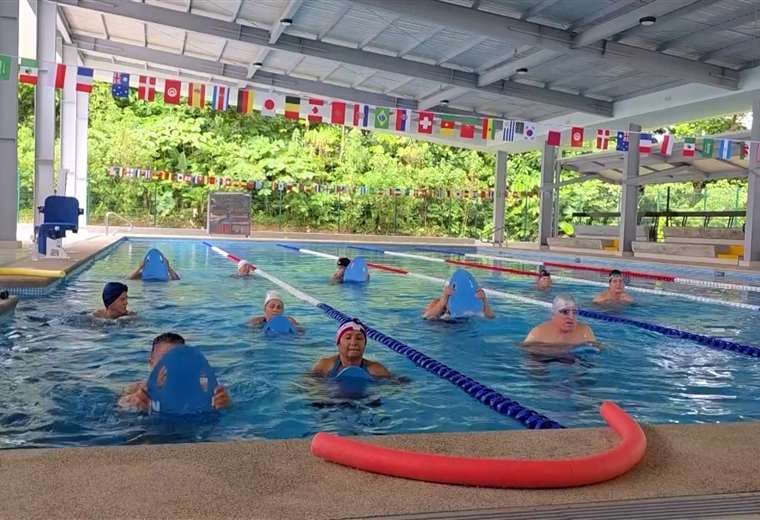 La mujer de La Fortuna que venció el cáncer de mama y encontró en la piscina su razón para seguir