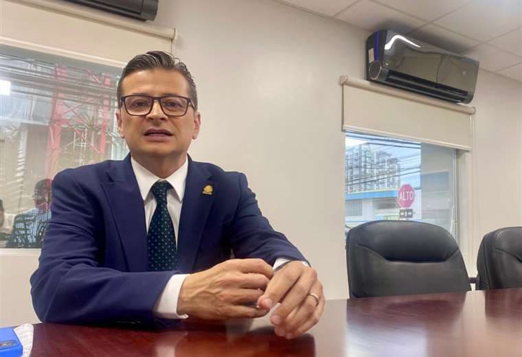 Nuevo ministro de Trabajo se pone cara a cara con los sindicatos