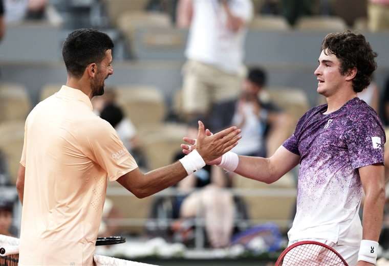 Novak Djokovic y João Fonseca. AFP