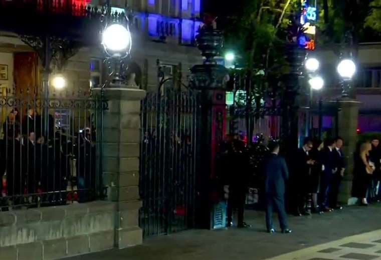 Cena de gala reúne a líderes mundiales previo al traspaso de poderes en el país
