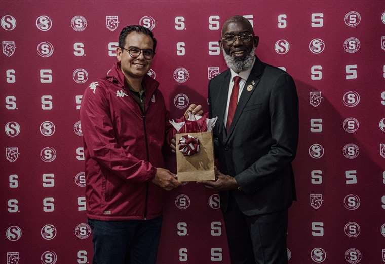 Primer Ministro de Curazao, Gilmar Pisas, en el Saprissa. Foto: Saprissa