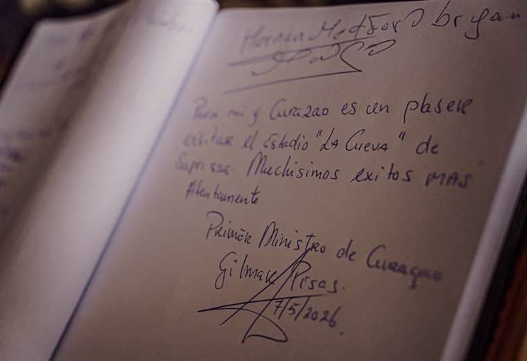 Primer Ministro de Curazao, Gilmar Pisas, en el Saprissa. Foto: Saprissa