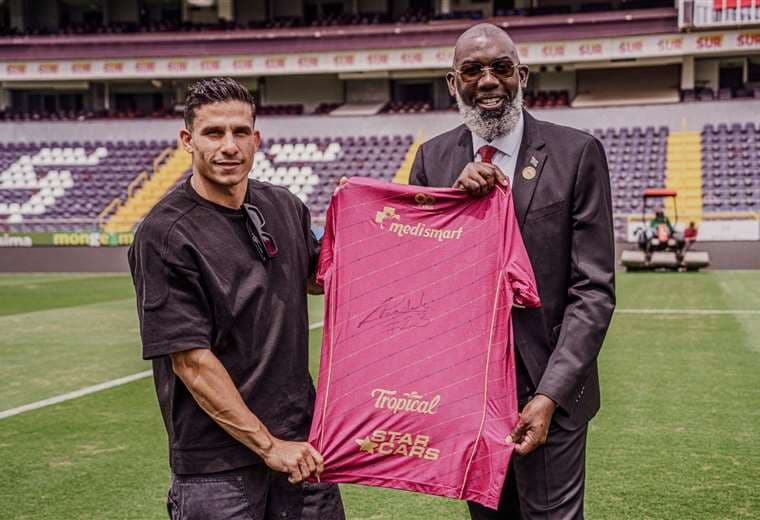 Primer Ministro de Curazao, Gilmar Pisas, en el Saprissa. Foto: Saprissa