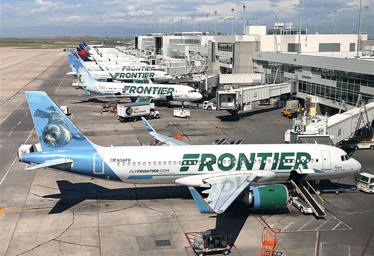 Video: Avión embiste y mata a un peatón durante despegue en aeropuerto de Denver