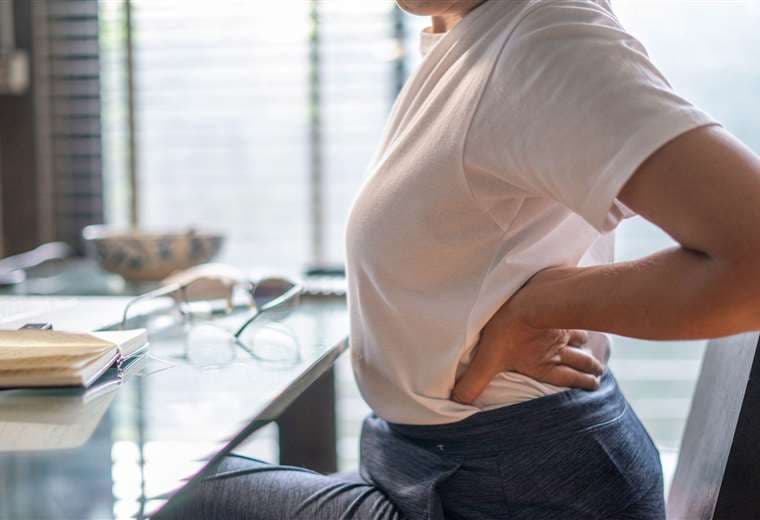 Los efectos para el cuerpo de pasar muchas horas sentado y cómo puedes combatirlos