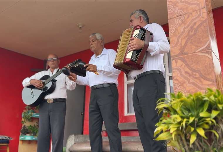 Entre montañas y canciones: trío de adultos lleva fe y alegría por todo Cartago