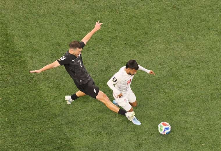 El neozelandés Tim Payne marca al iraní Mehdi Ghayedi. AFP