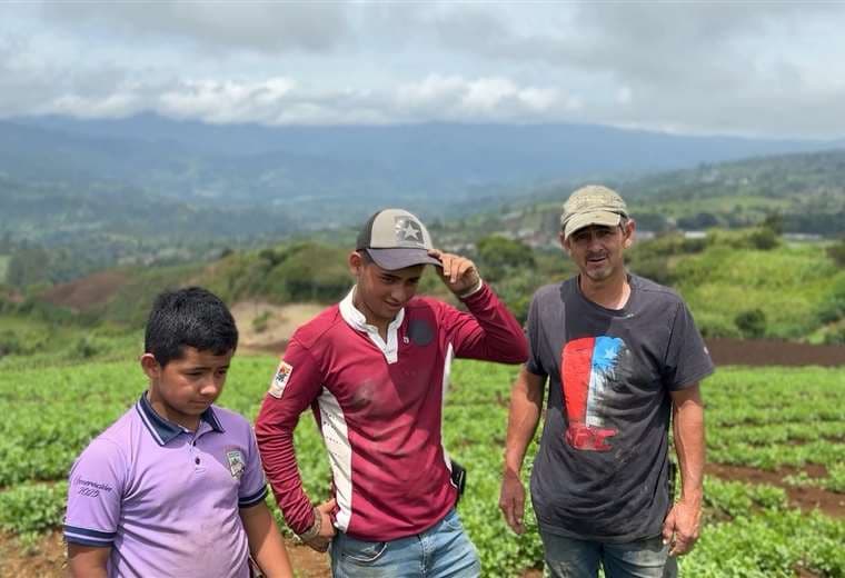 El mejor regalo para este papá agricultor: ver a sus hijos seguir sus pasos