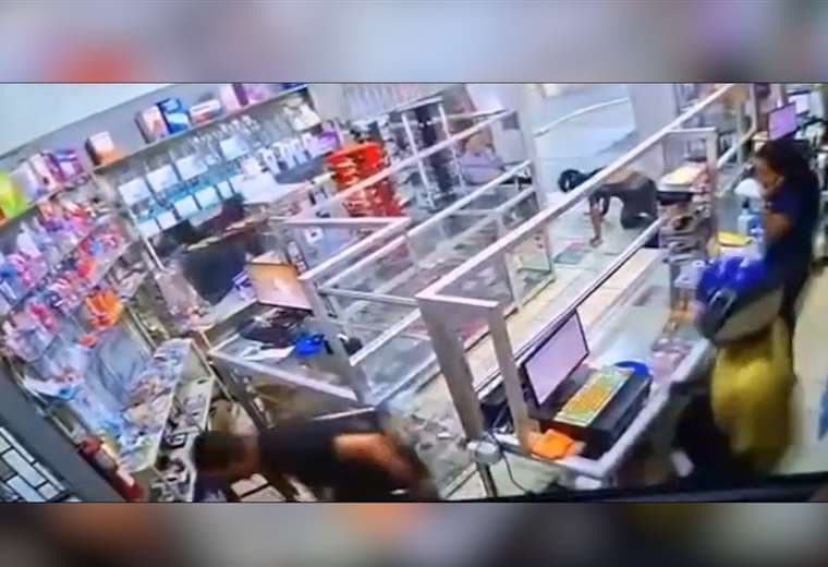 Video: Empleado armado frustra asalto en farmacia de Liberia