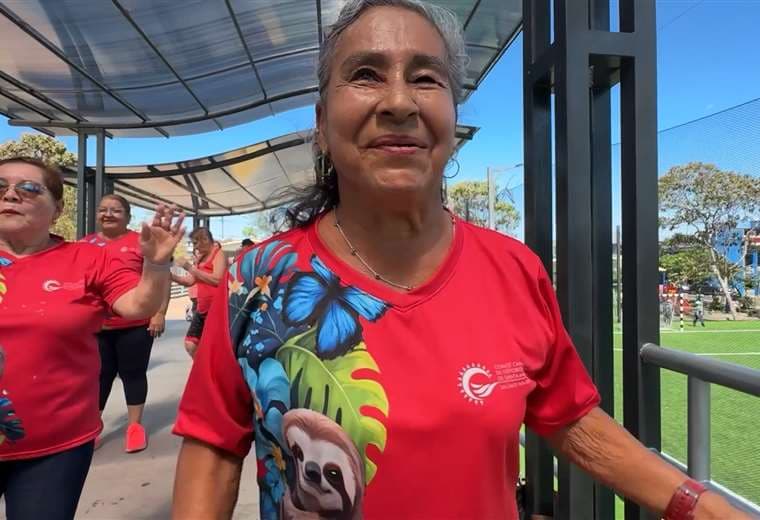 “Locutora” y “Shakira”: inseparables adultas mayores que contagian alegría en Santa Ana