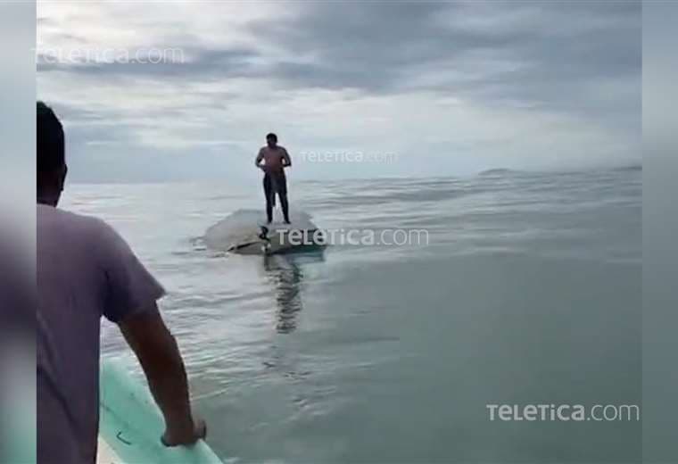 De pie sobre panga volcada: video muestra cómo hallaron a náufrago en Guanacaste